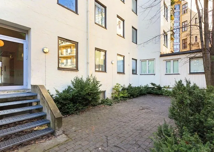 Bright And Modern Apartment On A Quiet Street